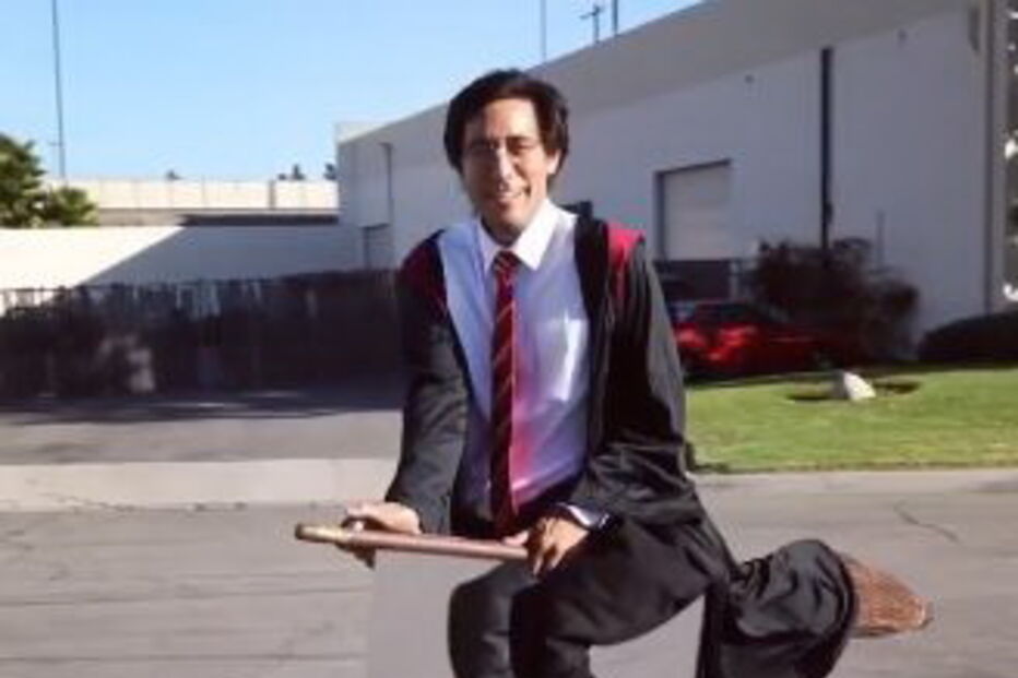 Zach King, mágico conhecido na Califórnia surge a voar numa vassoura