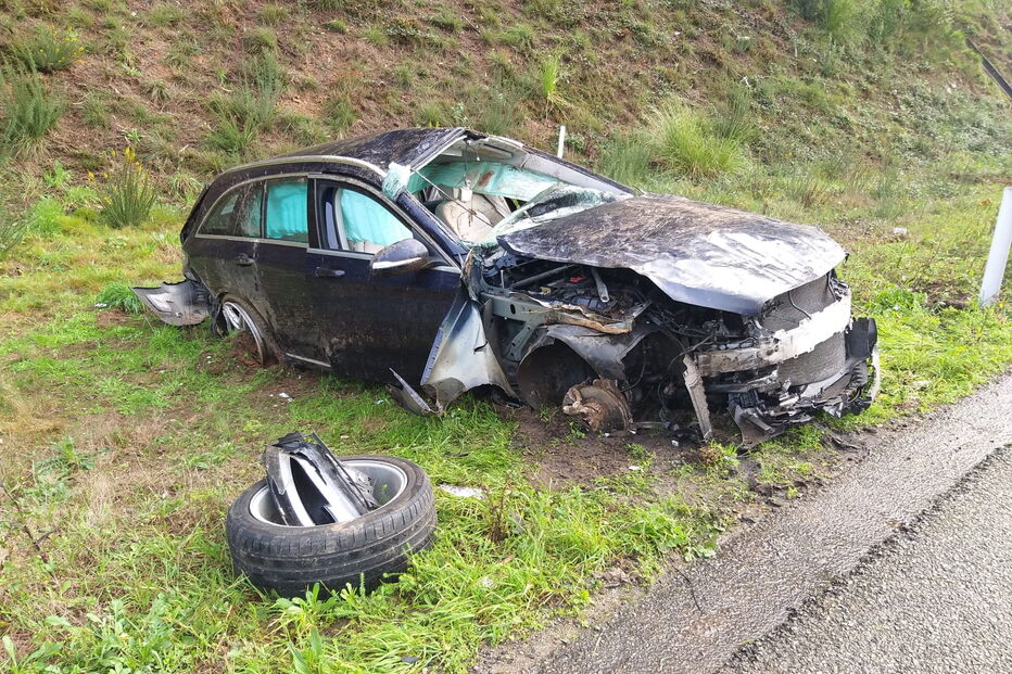 Despiste seguido de capotamento fere idoso em Espinho