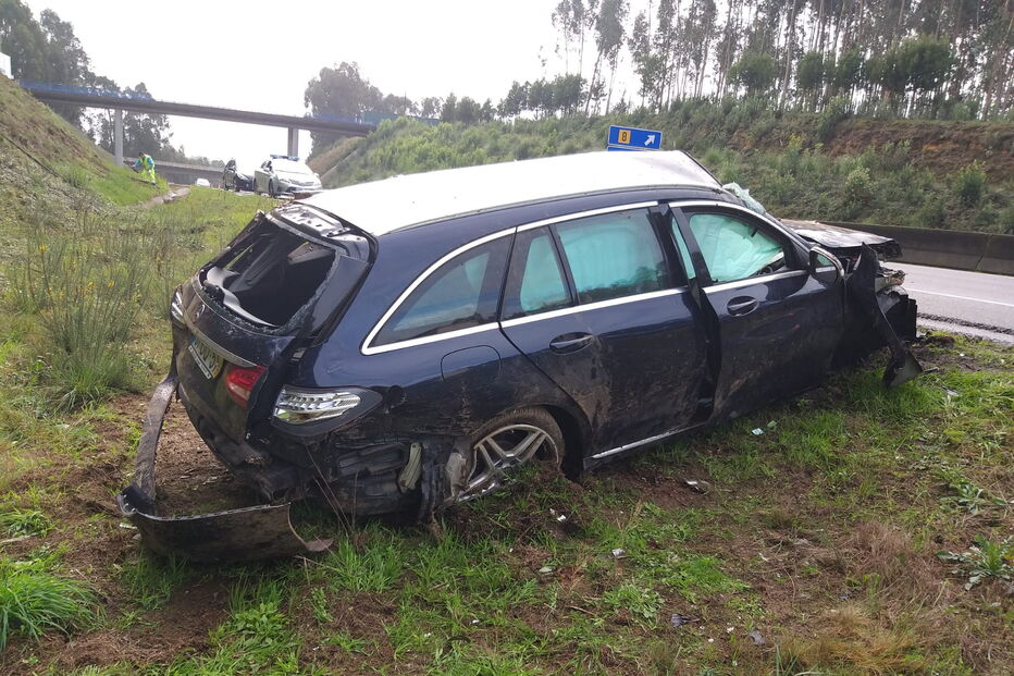 Despiste seguido de capotamento fere idoso em Espinho