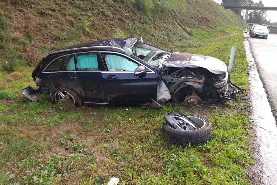 Despiste seguido de capotamento fere idoso em Espinho
