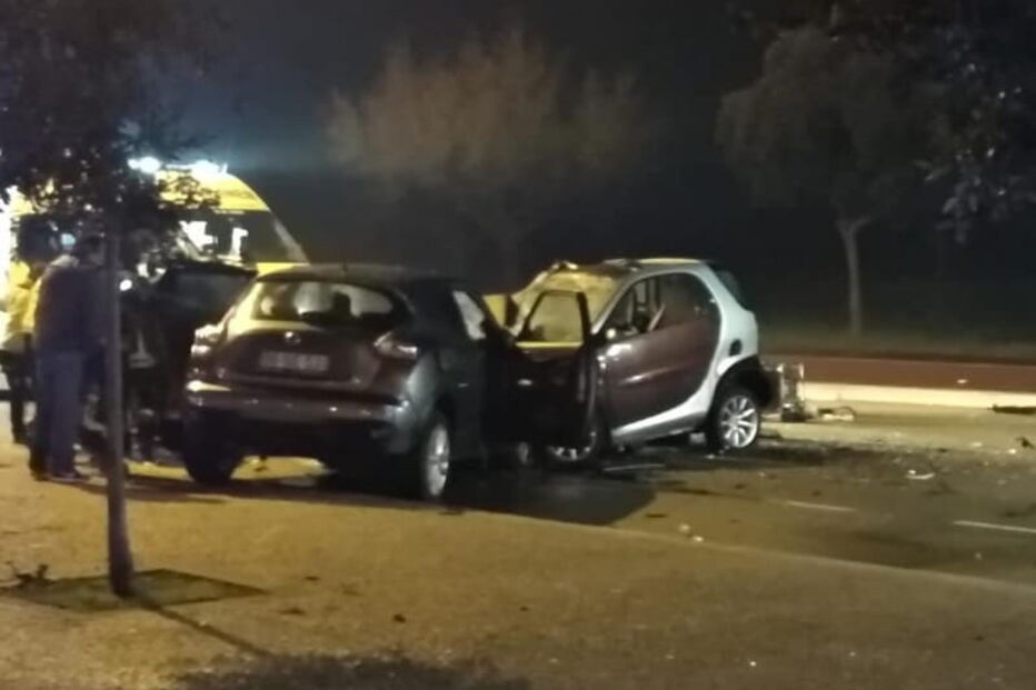 Jovem em estado grave após colisão entre dois carros em Vila Nova de Gaia