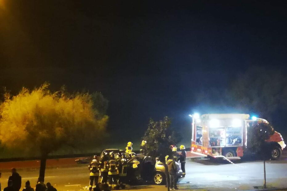 Jovem em estado grave após colisão entre dois carros em Vila Nova de Gaia	