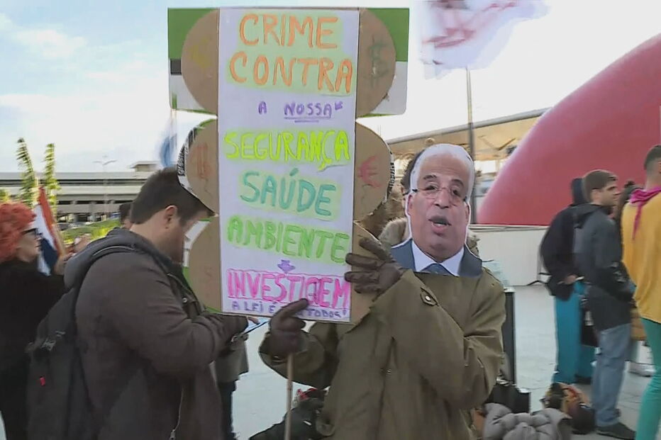 Membros de associações ambientais em protesto contra ampliação do aeroporto de Lisboa