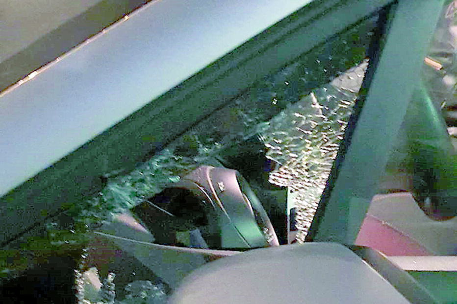 Carro de Jorge Gabriel assaltado e vandalizado