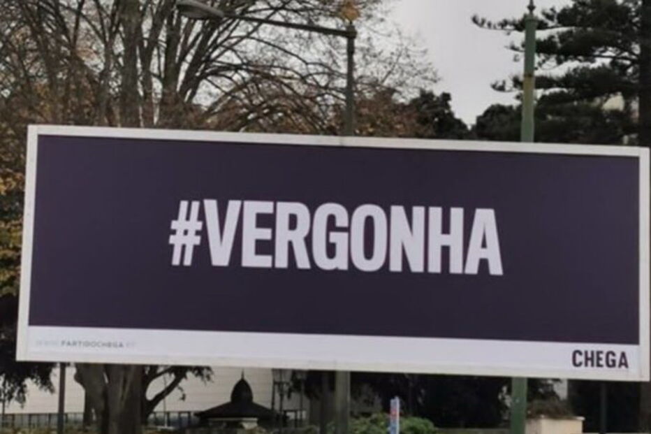 Chega coloca cartaz com a palavra 'vergonha' em frente à Assembleia da República
