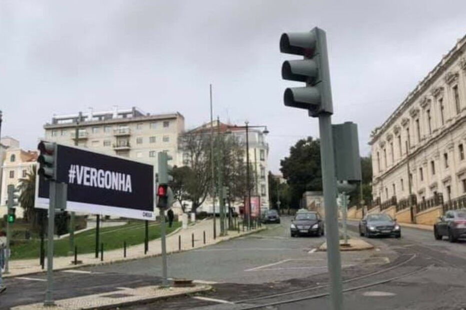 Chega coloca cartaz com a palavra 'vergonha' em frente à Assembleia da República