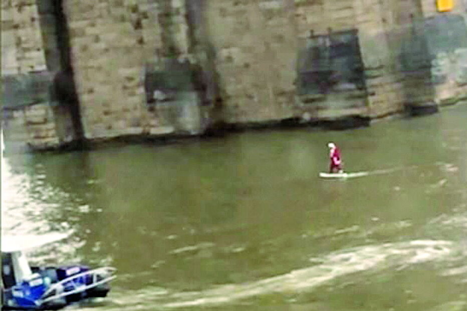 Pai Natal visto a surfar em Nova Iorque 