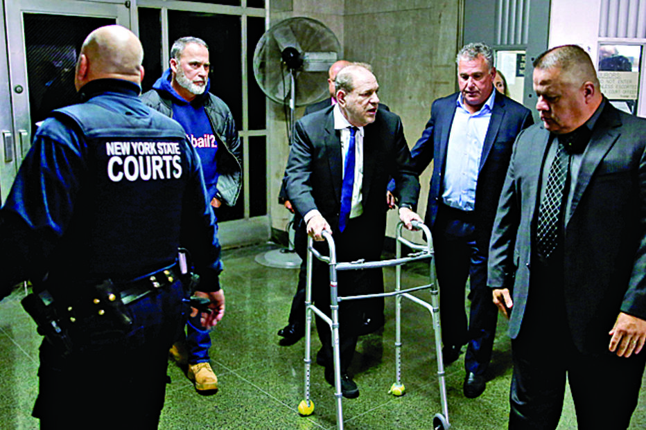 Harvey Weinstein foi a tribunal com um andarilho, que o ajudou a deslocar-se 