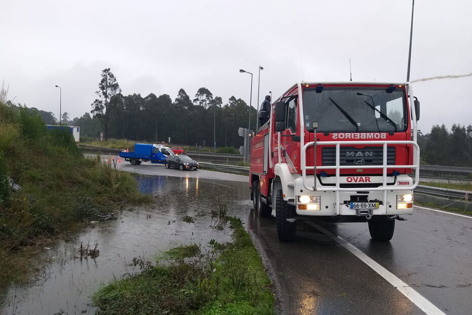Inundações cortam saída da A29 para Santa Maria da Feira