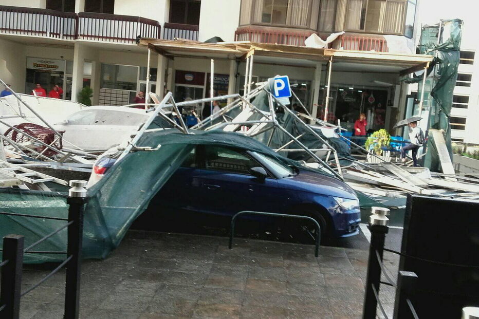Vento forte faz cair andaimes de 8.º andar em cima de carros no Funchal 