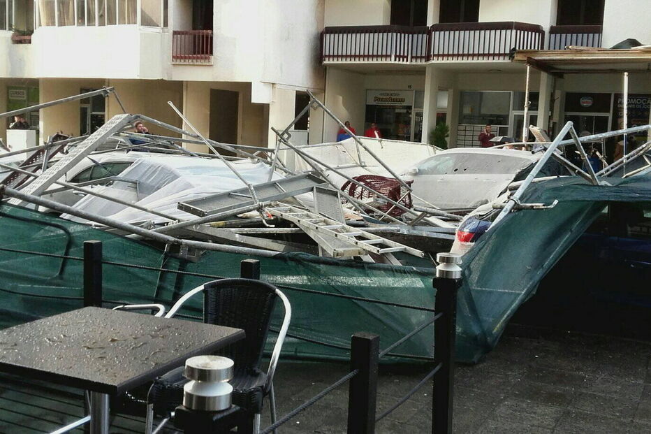 Vento forte faz cair andaimes de 8.º andar em cima de carros no Funchal 