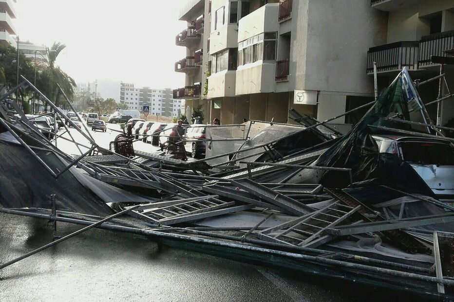Vento forte faz cair andaimes de 8.º andar em cima de carros no Funchal 