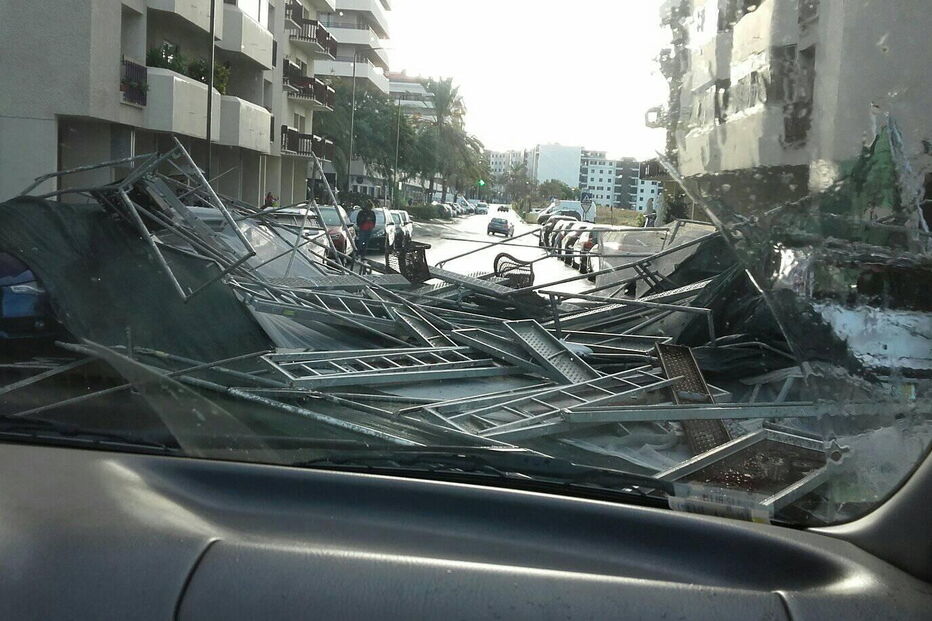Vento forte faz cair andaimes de 8.º andar em cima de carros no Funchal 