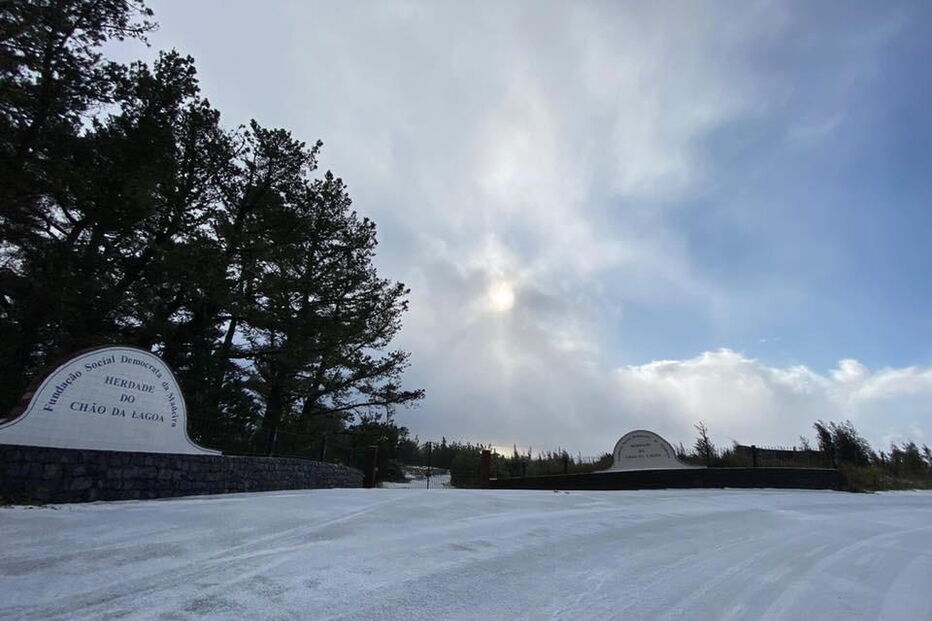Neve pinta de branco Pico Ruivo na Madeira