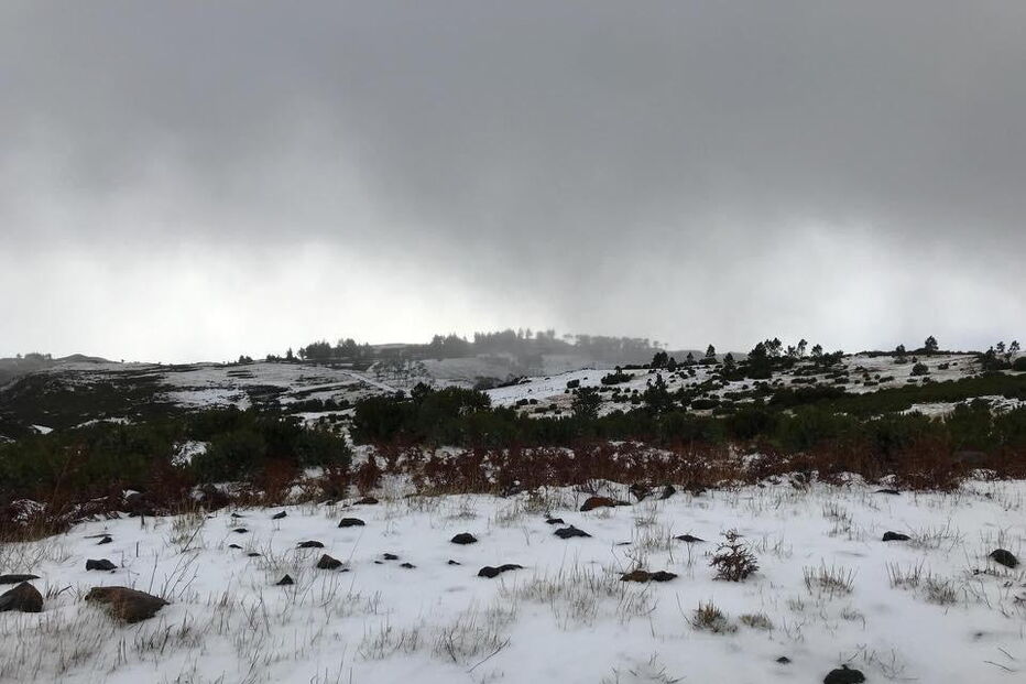 Neve pinta de branco Pico Ruivo na Madeira