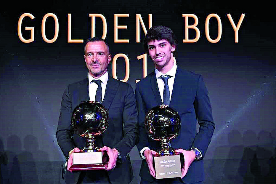 João Félix com o agente Jorge Mendes durante a gala