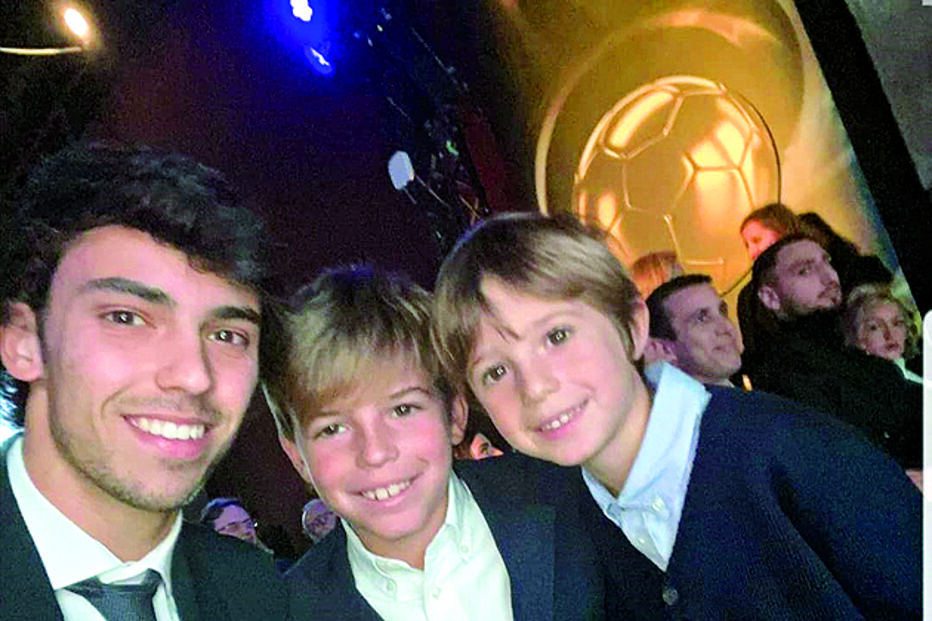 O jogador com os fãs durante a cerimónia de entrega dos galardões