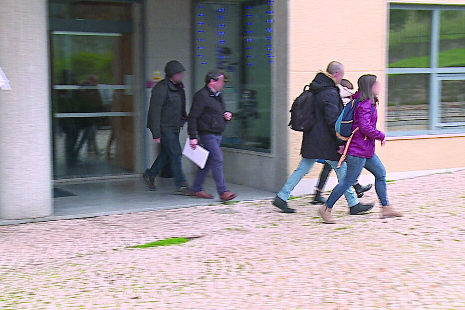 Inspetores da PJ a abandonar a empresa. Não encontraram o empresário suspeito