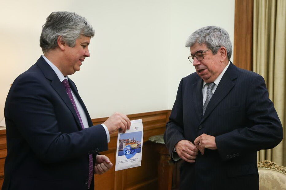 Mário Centeno entrega Orçamento de Estado a Ferro Rodrigues