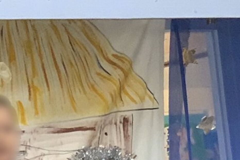 Menina de 5 anos a fazer o dedo do meio