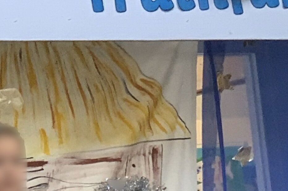 Menina de 5 anos a fazer o dedo do meio