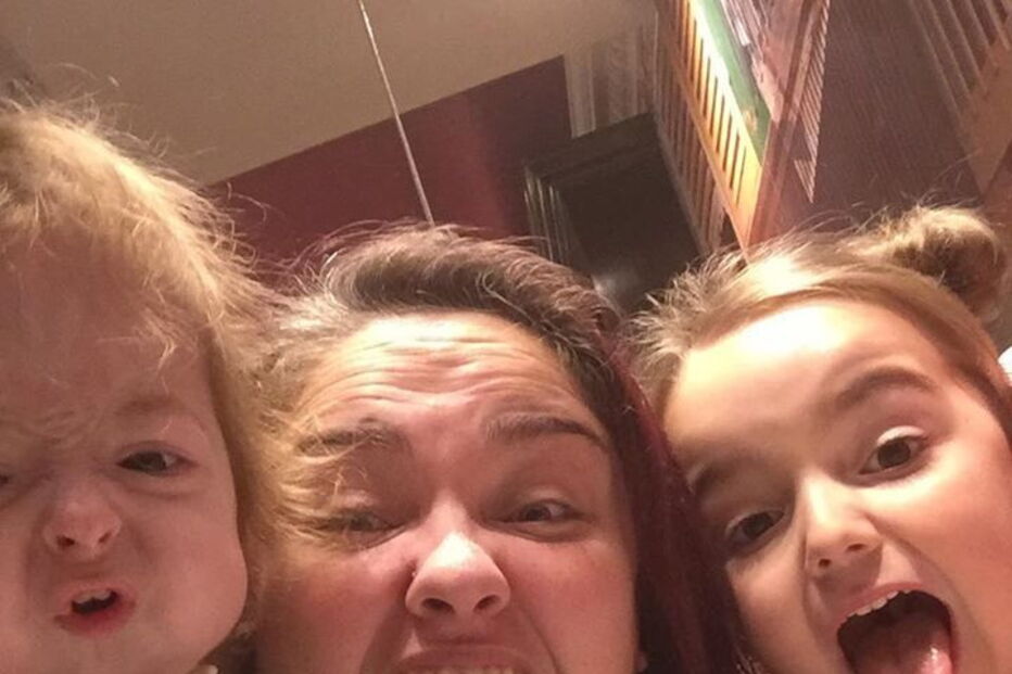 Isla Kilpatrick-Screaton com a irmã mais velha e a mãe