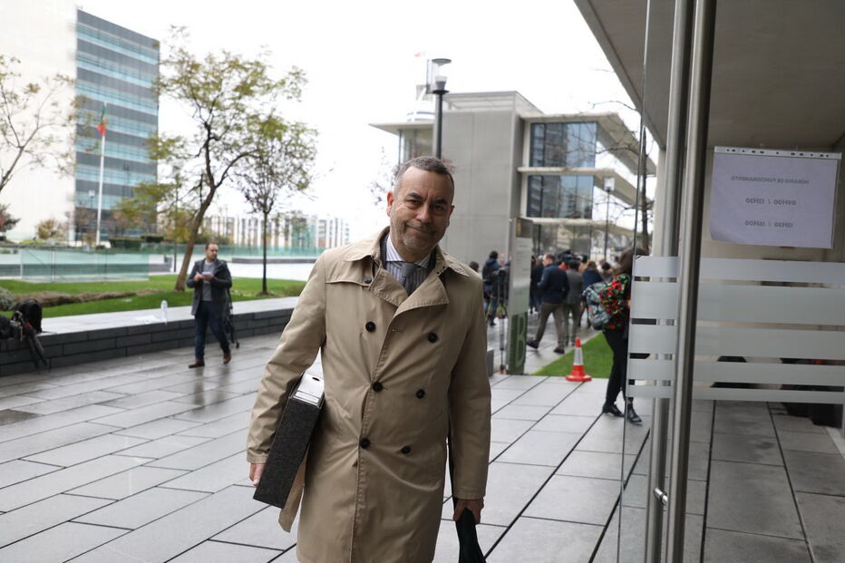 Advogado Aníbal Pinto chega ao tribunal