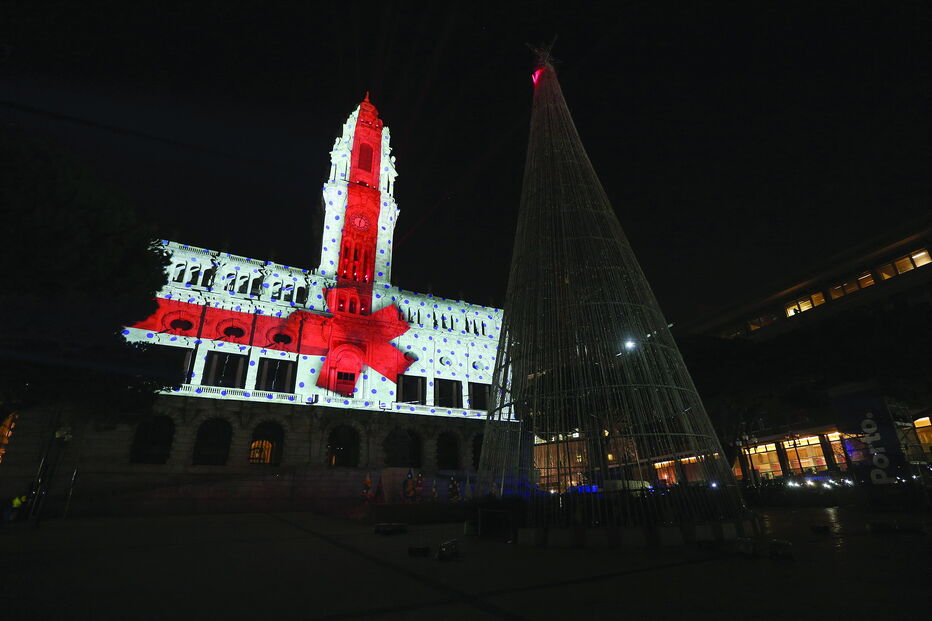 A avenida dos Aliados volta a estar decorada para celebrar a quadra natalícia