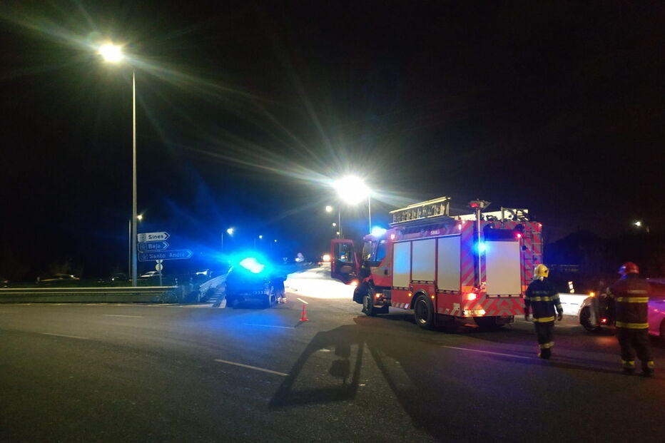 Derrame de Ureia corta trânsito no IP8 em Sines