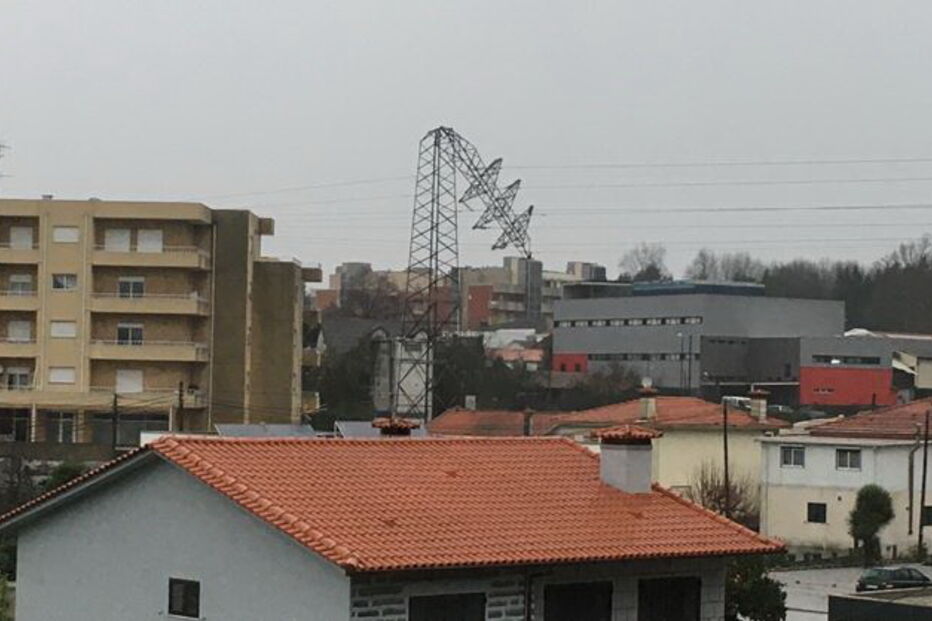 Um dos oito postes de alta tensão que dobraram Vila Nova de Famalicão devido à força do vento