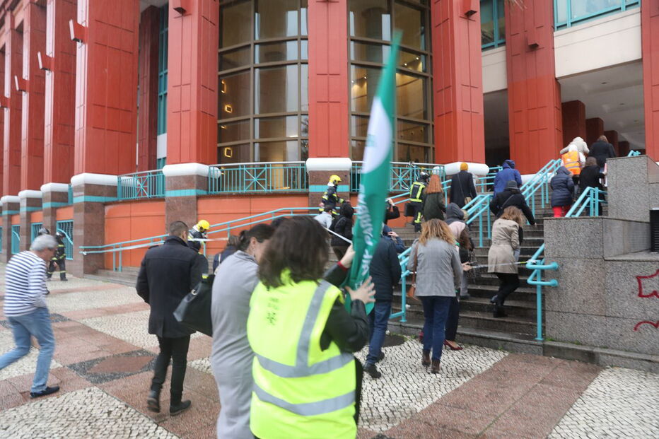 Incêndio deflagra nos escritórios do Centro Comercial Colombo