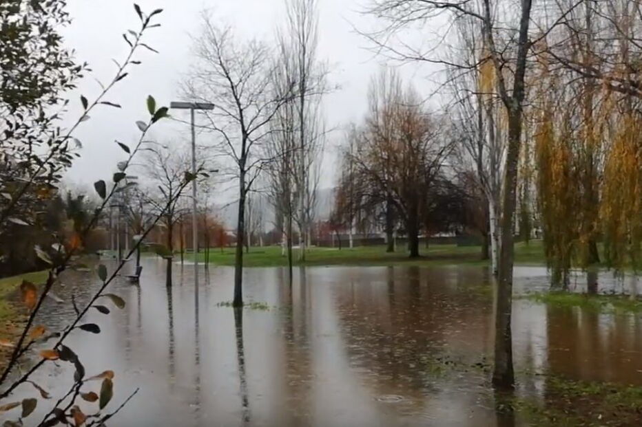 Rio Tâmega já galgou margens em Chaves e deverá atingir comércio e casas