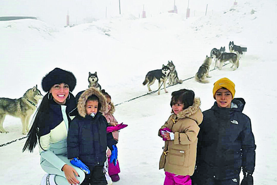 Filhos de Cristiano Ronaldo passam férias na neve