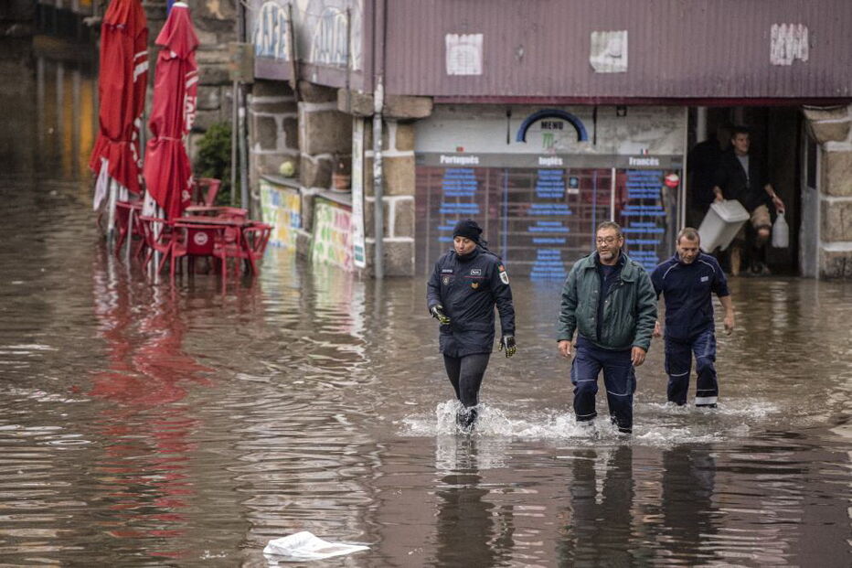Rio Douro galga margens nas zonas ribeirinhas do Porto e Gaia