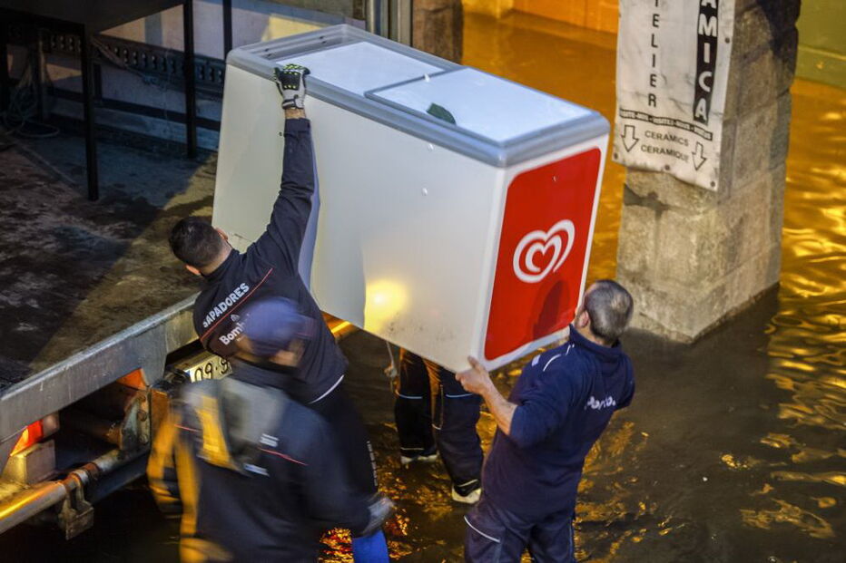 Rio Douro galga margens nas zonas ribeirinhas do Porto e Gaia