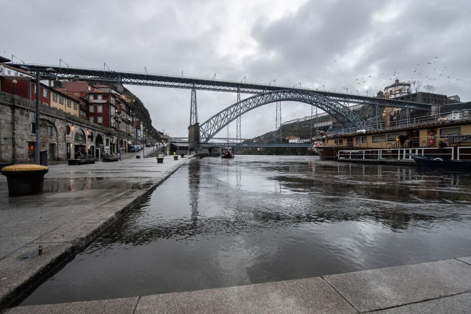 Rio Douro galga margens nas zonas ribeirinhas do Porto e Gaia