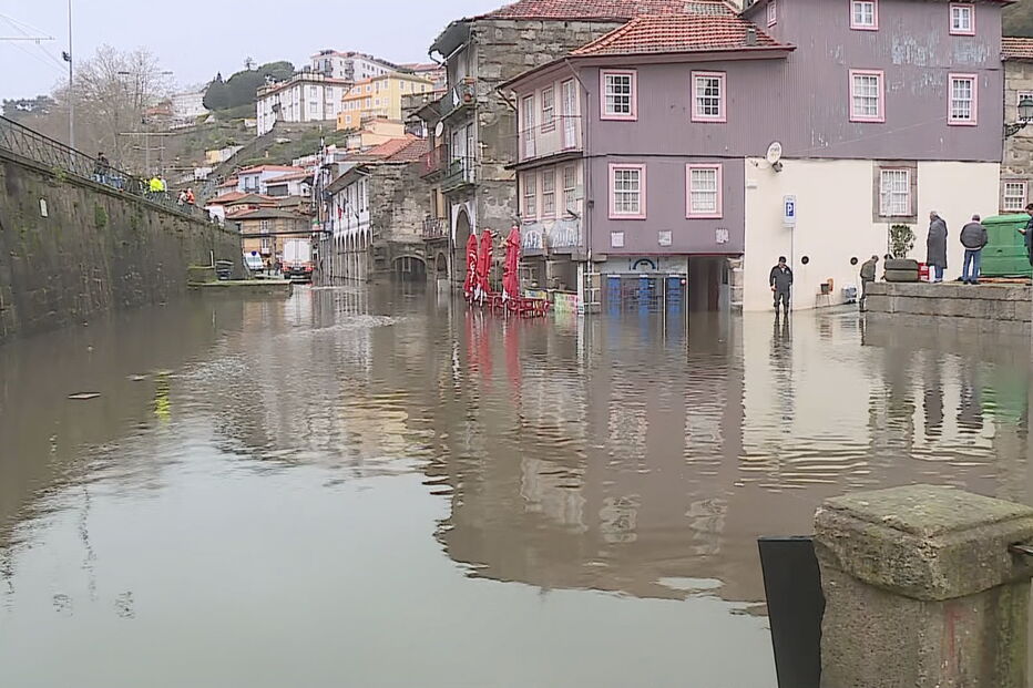 Rio Douro galga margens nas zonas ribeirinhas do Porto e Gaia