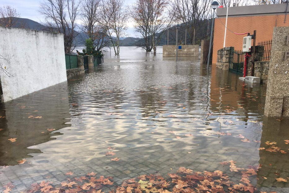 Rio inunda praia fluvial em Torre de Moncorvo