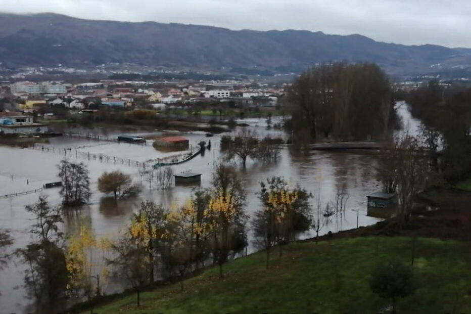 Subida do nível da água do Rio Tâmega