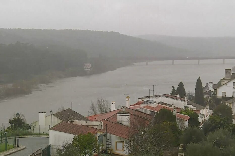 Rio Zêzere em Constância galgou as margens