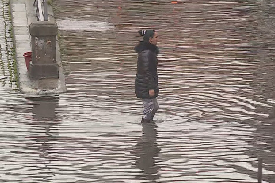 Rio Douro galga margens no Porto