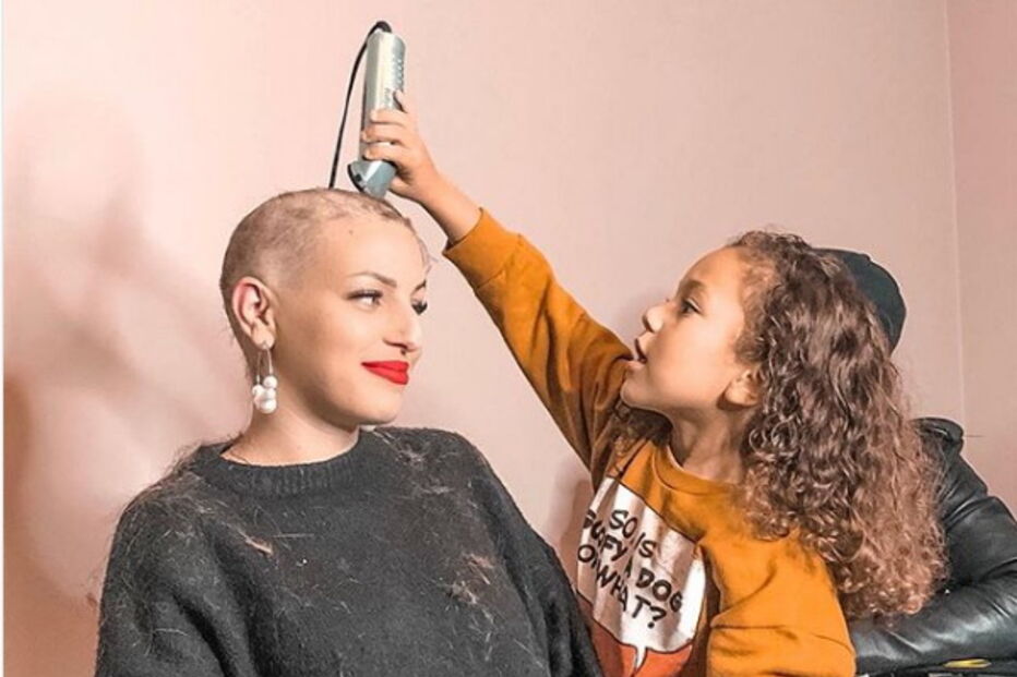 Lara e o filho Enzo, no momento em que o menino está a cortar o cabelo à mãe