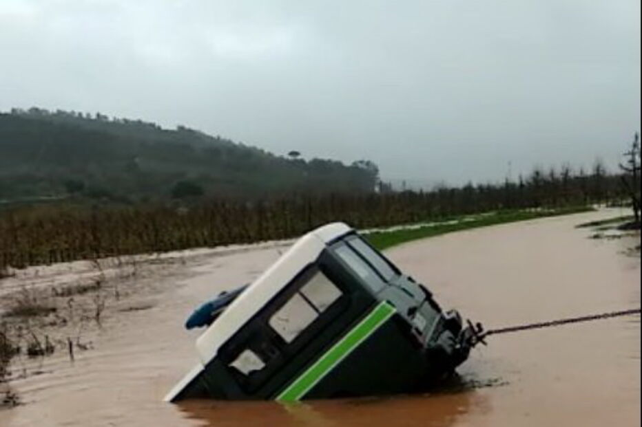 Cheias deixam carro da GNR submerso em Valado de Frades