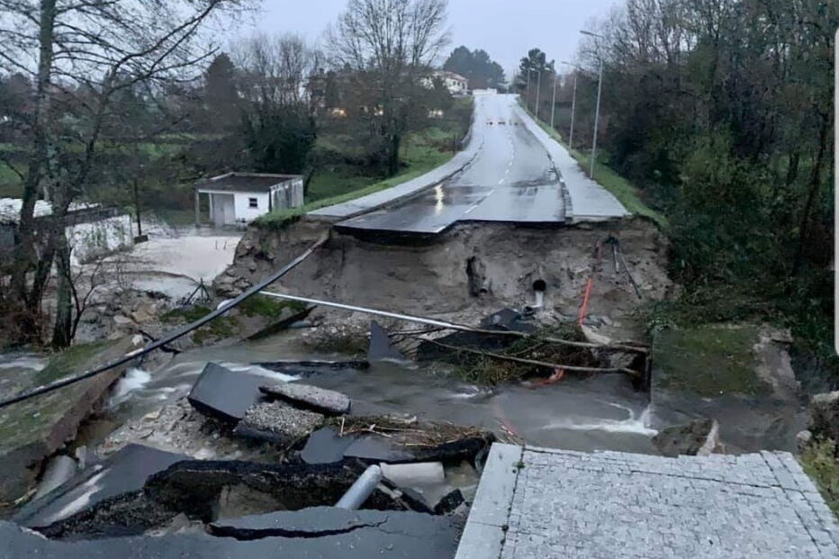 Estrada ruiu num ponte perto das Termas do Carvalhal, em Castro Daire