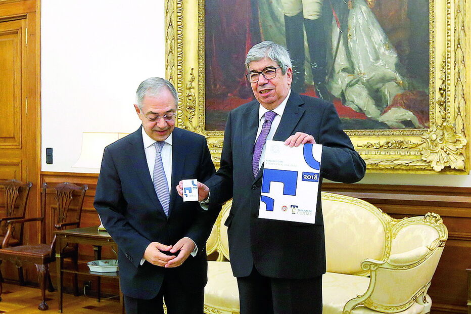 Vítor Caldeira, presidente do TC, entregou o parecer sobre a Conta Geral do Estado a Ferro Rodrigues 