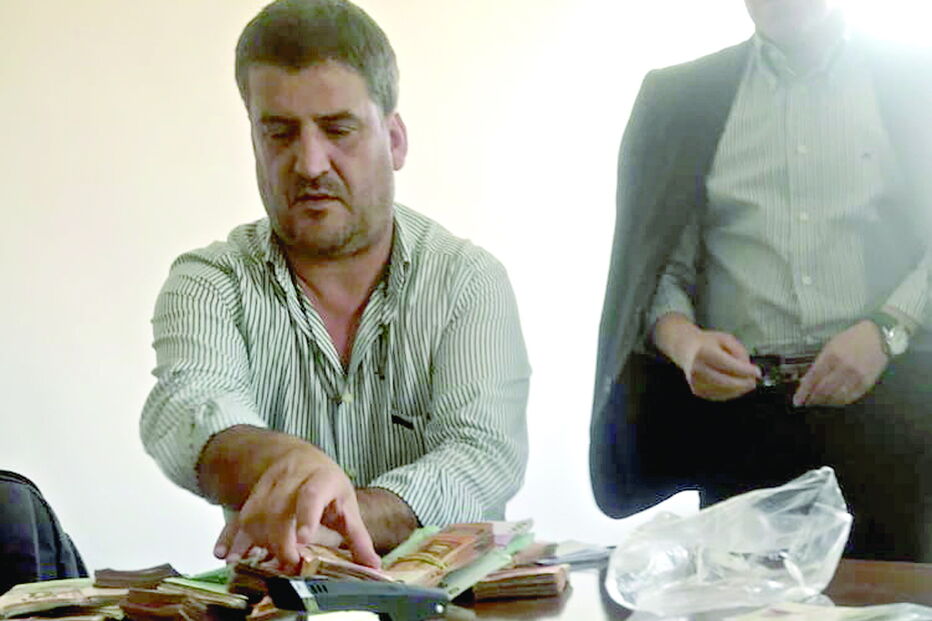 José Condeças conta os 300 mil euros em notas, sob a observação do presidente do Vitória 