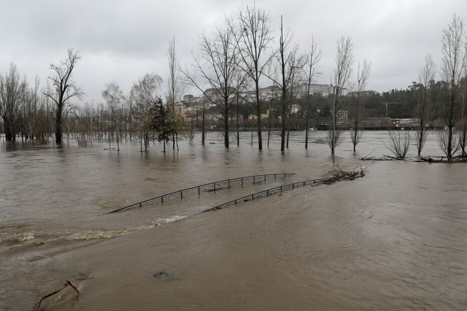 O parque verde do Mondego coberto de água devido à subida da água do rio Mondego, provocada pela chuva e mau tempo, em Coimbra