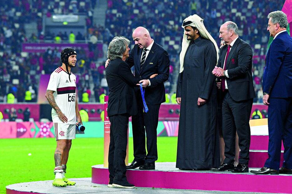 Presidente da FIFA conversa com Jesus antes de lhe entregar a medalha 