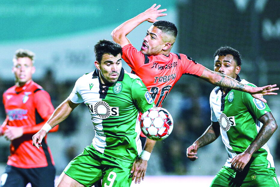 Acuña antecipa-se a Tabata perante o olhar atento de Wendel, num jogo em que os leões estiveram a perder por 0-2