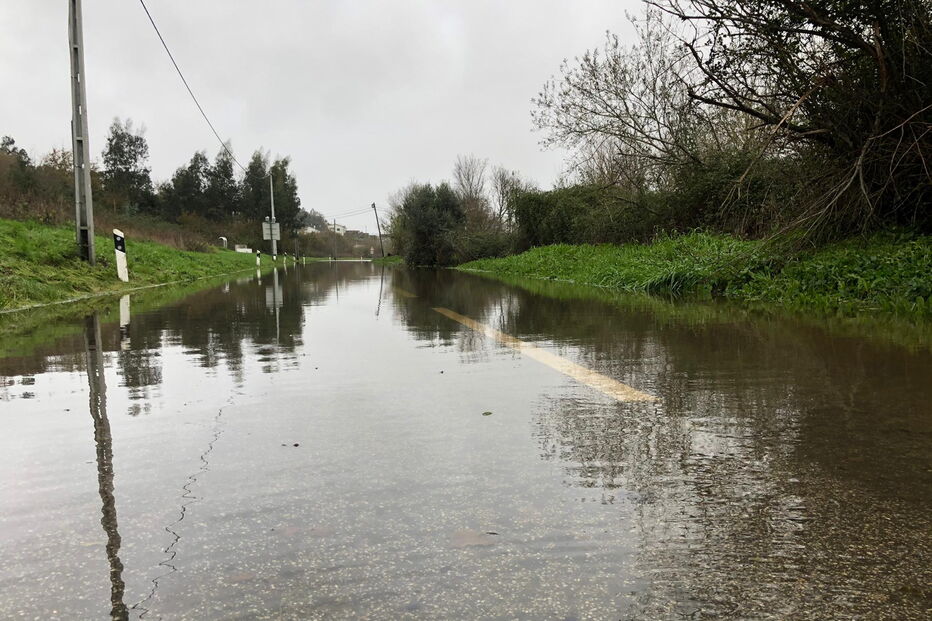 Deslizamento de terra e estrada submersa na aldeia de Marachão, Soure
